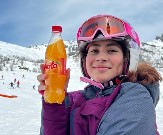 Minha filha segurando o refrigerante solo em um dia de esqui na páscoa