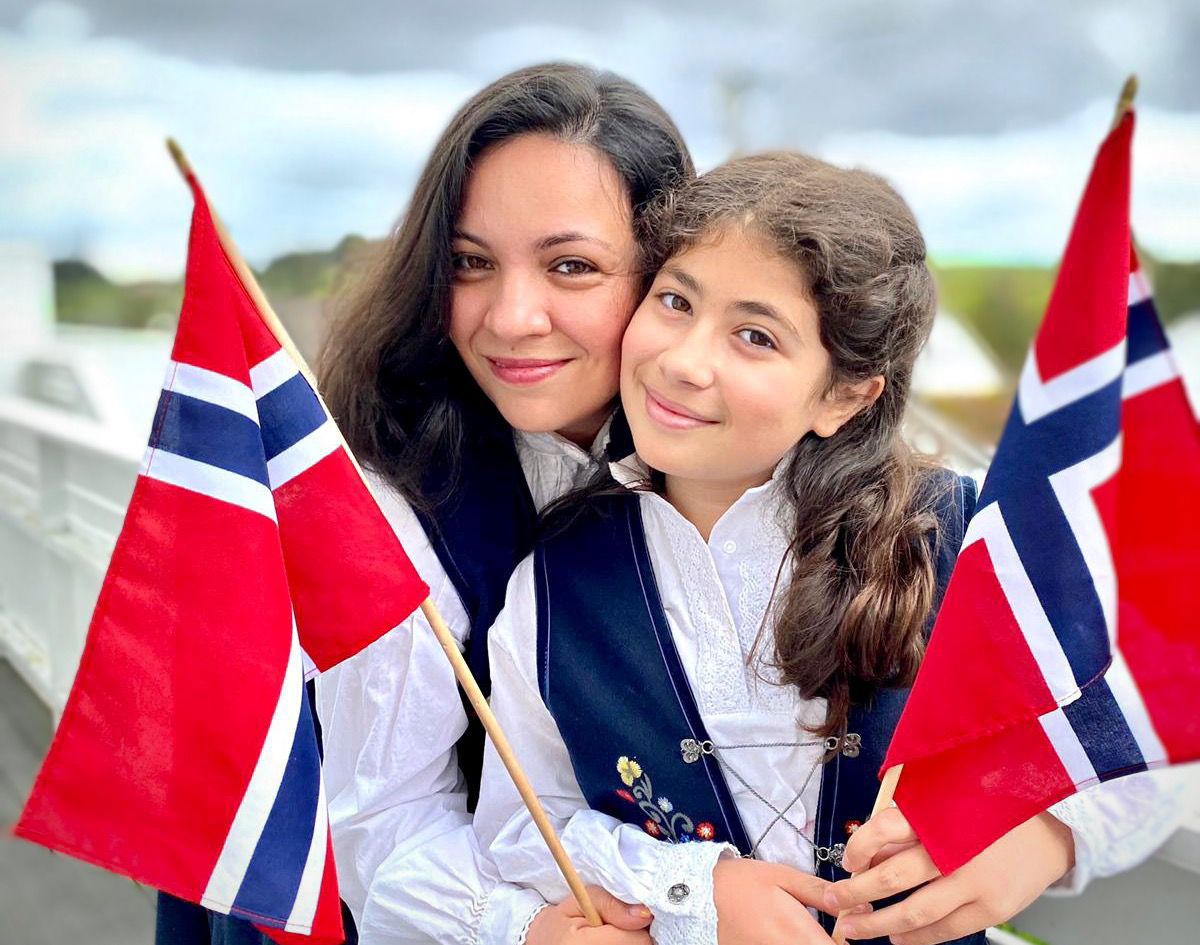 Foto com trajes de festa noruegueses.